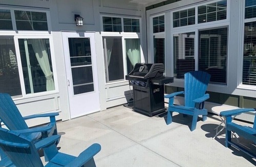 Osoyoos Cottage | The Bread Breakers Cottage #67 w games room in garage