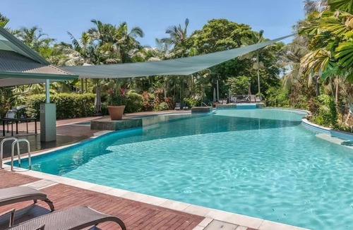 Palm Cove Apartment | The Magna Spacious Garden View Retreat