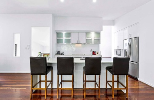 Toogoom House | The Office - Direct Access toToogoom Beach-Sleeps 6-Smart TV-Wifi-Pets