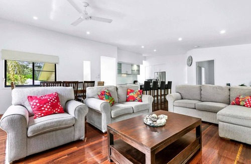 Toogoom House | The Office - Direct Access toToogoom Beach-Sleeps 6-Smart TV-Wifi-Pets