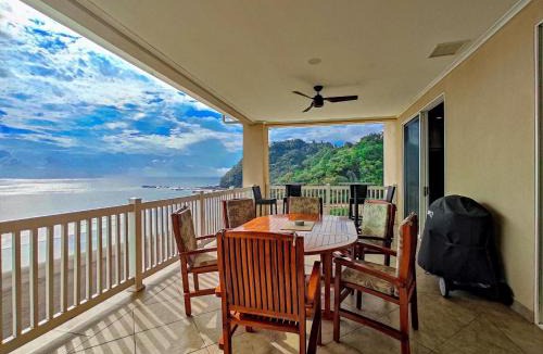 Barrio Los Villalobos Apartment | The Palms Jaco 1001 penthouse on the beach