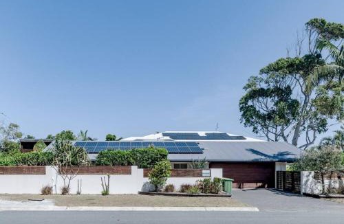 Sunshine Beach House | The Seaglass Villa - Private Pool and Sauna