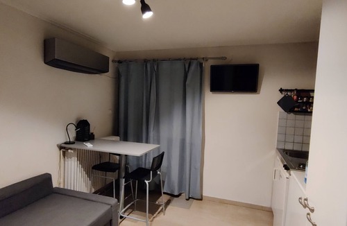 Khalandrion Apartment | Theo's studio up and away