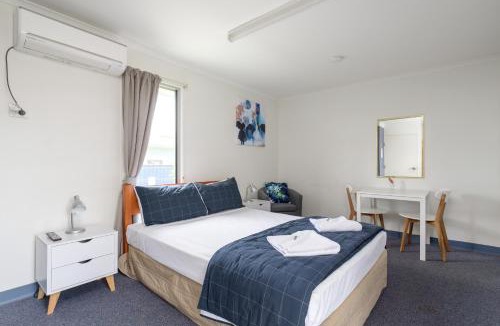 Tin Can Bay Hotel | Tin Can Bay's Sleepy Lagoon Motel