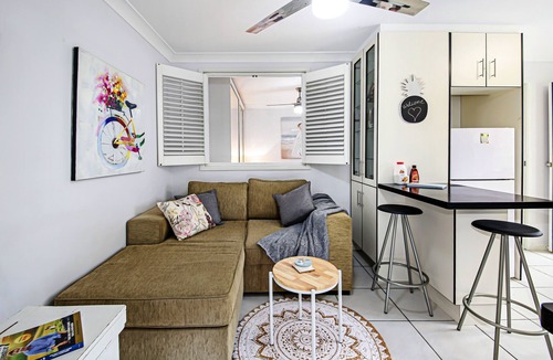 Coolum Beach Apartment | Tiny Comfy Flat with Bikes