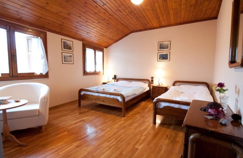 Eptalofos Hotel | To Balcony tis Agorianis