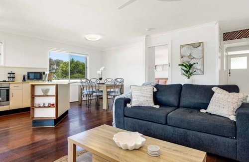 Burleigh Heads Apartment | Tony's Getaway in Koala Park + Amazing Beach Views