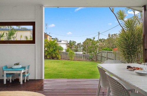 Dicky Beach House | Tooway Beach House Walk to beach & Pet-friendly