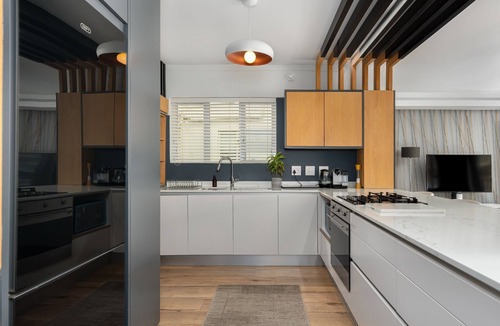 Sea Point Apartment | Top Floor Apartment with Majestic Mountain Views