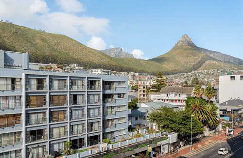 Sea Point Apartment | Top Floor Apartment with Majestic Mountain Views