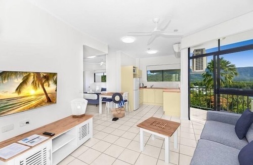 Trinity Beach Apartment | Top Floor - Enjoy the Sea Breeze