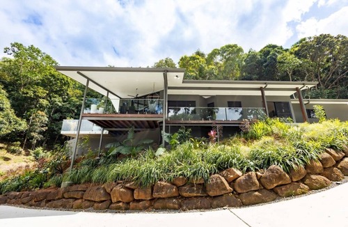Brinsmead House | Treetops Retreat: A Serene Rainforest Escape with Mountain Views
