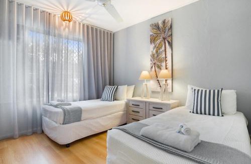 Palm Cove Apartment | Tropical Unit with Private Fenced Garden Close to The Beach 4
