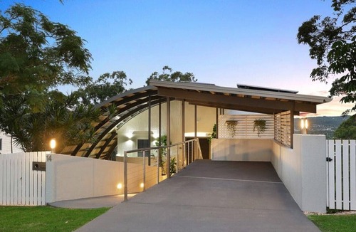 Burleigh Heads House | Truly exceptional 6 Bedroom Oasis in Burleigh Heads