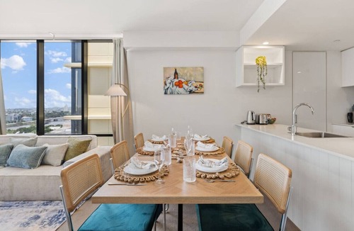South Brisbane Apartment | Unbeatable River & CBD Views Pool/2Car/Prime Spot