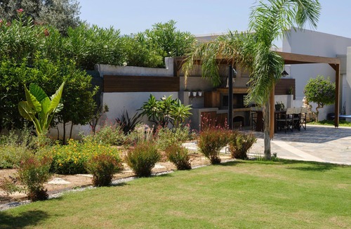 Adelianos Kampos Villa | Unique Villa with Lavish outdoor area