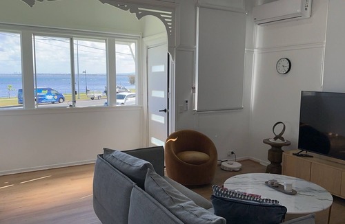 Clontarf House | Vandy Beach House. Cosy with direct water views.