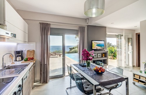 Achlia Villa | Villa Alma, direct sea view, walking distance to beach, private pool, 4pers.all comforts.