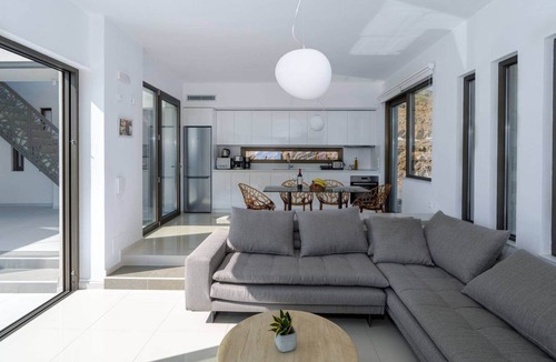 Agia Pelagia House | Villa Hara – 3BR Sea View with Private Pool