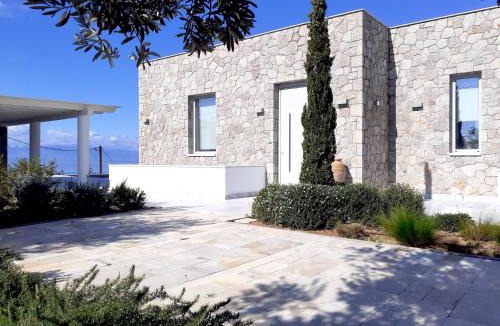 Kilada House | Villa Tranquility - Walk to the Beach with Infinity Pool