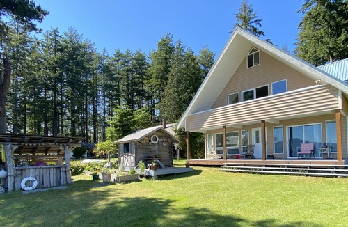 Lang Bay House | Walk on Beachfront Home