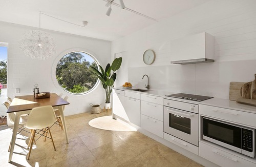 Point Lookout Apartment | Walk to beach from this beautiful one bedroom air conditioned unit.