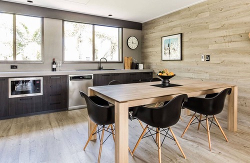 Noosa Heads Apartment | WALK TO BEACH, SHOPS, CAFES - STYLE - AIR CON