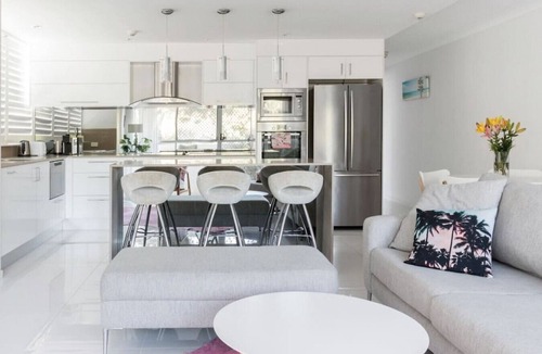 Burleigh Heads Apartment | Walk to Burleigh Head National Park from a Beaming Apartment