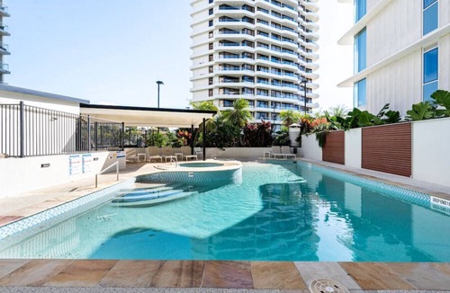 Burleigh Heads Apartment | Walk to Burleigh Head National Park from a Beaming Apartment