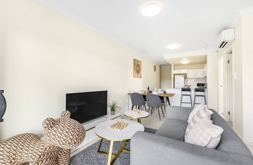 Springwood Apartment | Walk to everything! Modern 2Beds Apt w/EasyAccess