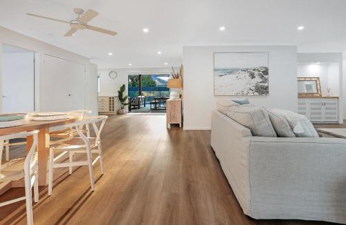 Noosa Heads House | Walk to Hastings Street, Noosa Sound