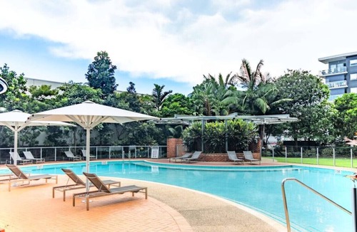 West End Apartment | Walk to River, Cute Designer 2BR Apt in West End