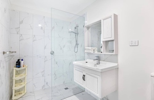 Cannon Hill House | Walkable Convenience! Dual studio @Cannon Hill