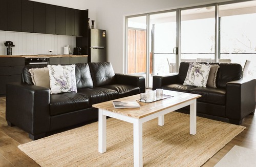 North Maleny Cottage | Wallaby 2 Bed, 1 Bath Cottage - Private Parkland Setting with Lake View