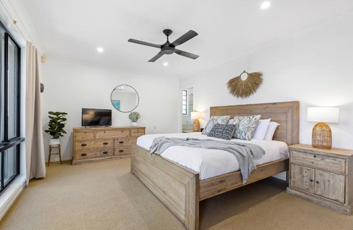 Parrearra House | Watefront family home, sleeps 8, pool, AC, pets