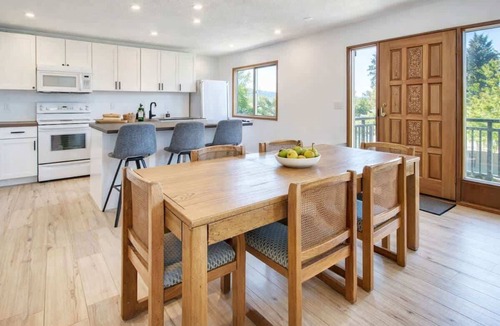 Halfmoon Bay House | *WATERfront 2 bed 2 bath Oasis* Sleeps 6!