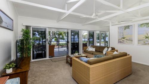 Bongaree House | Waterfront Retreat with room for a boat - Welsby Pde, Bongaree