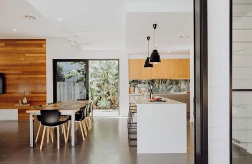 Mount Coolum House | Waterline Beach House ~ Pet & Family Friendly