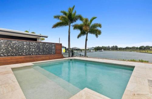 Banksia Beach House | Waters Edge!