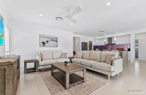 Banksia Beach House | Waters Edge!
