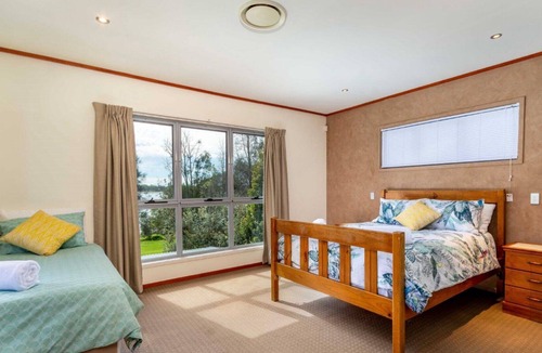 Sandstone Point House | WATERS EDGE ON SPINNAKER
