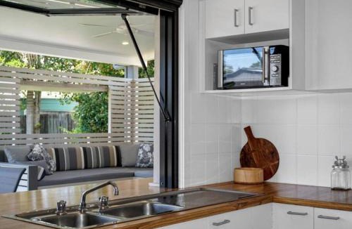 Tin Can Bay House | Welcome to The Crab Shack