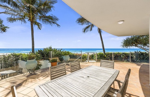 Currumbin Apartment | Welcome to Waves Absolute Beachfront Beach Apartment.