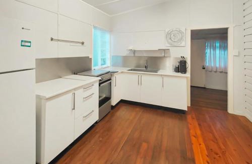 Wynnum Apartment | West Avenue Hideaway in Wynnum - 1 Bed and 1 Bath