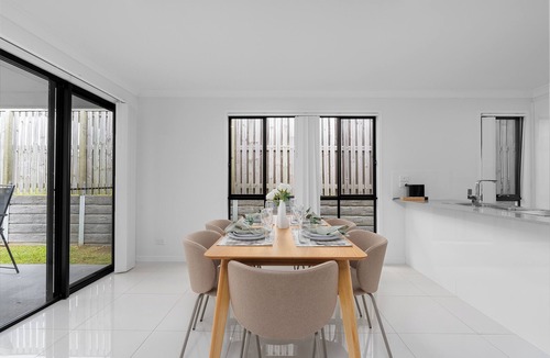 Pimpama House | Whispering Pines - Stylish 3BR Duplex close to M1