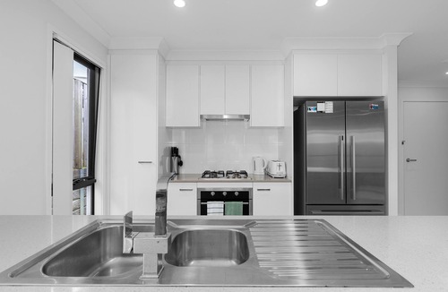 Pimpama House | Whispering Pines - Stylish 3BR Duplex close to M1