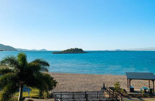 Cannonvale Apartment | Whitsunday Beachfront Apartment on Coral Esplanade