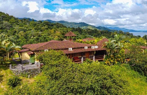El Fosforo House | Wide Luxury Home with Pool & Jacuzzi access & Amazing Volcano and Lake views