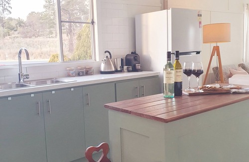 Stanthorpe Cottage | Willows Cottage, 5 mins walk from town, quite street overlooking steam railway.
