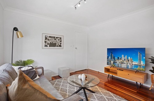 Windsor Apartment | Windsor Cosy 2-Bedroom Unit in Quiet Neighborhood